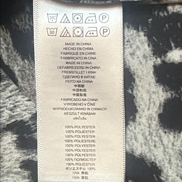 Michael Kors Black and White Animal Print Blouse with Bow and puff sleeves sz XL - Picture 9 of 10